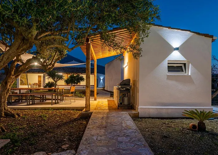 Scialari فيلة كاستيلاّماري ديل غو